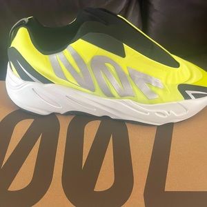 ‼️SOLD‼️Yeezy 700 MNVN size 11.5 (men) 12.5 (women)